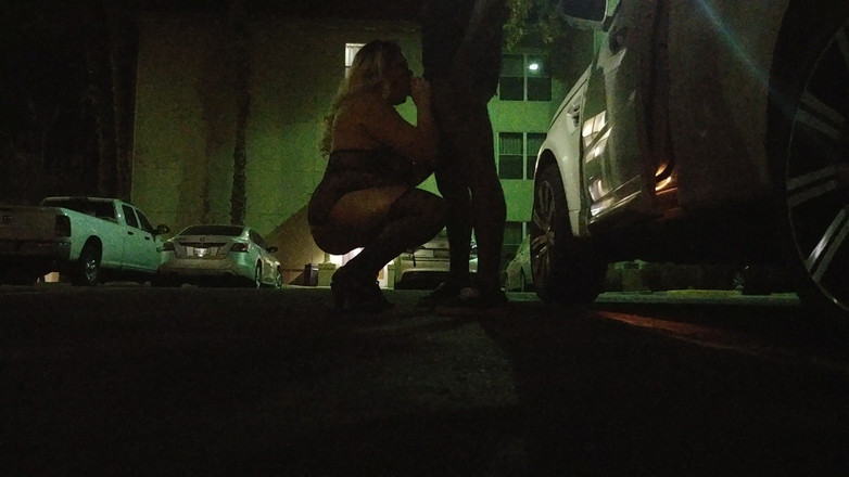 Rendezvousing Assets: Cô vợ bbw mập mạp mặc đồ lót trong bãi đậu xe...