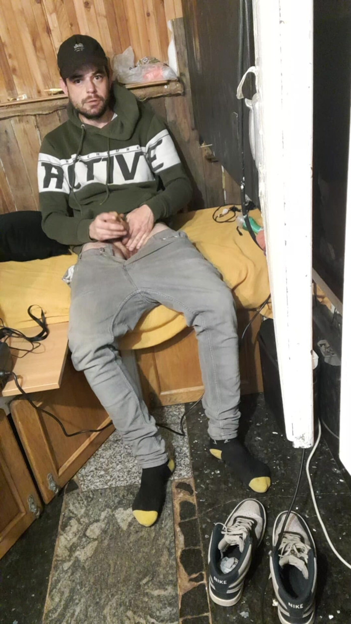 jerkofflover: Mă joc cu mine însumi și mă privesc în mine