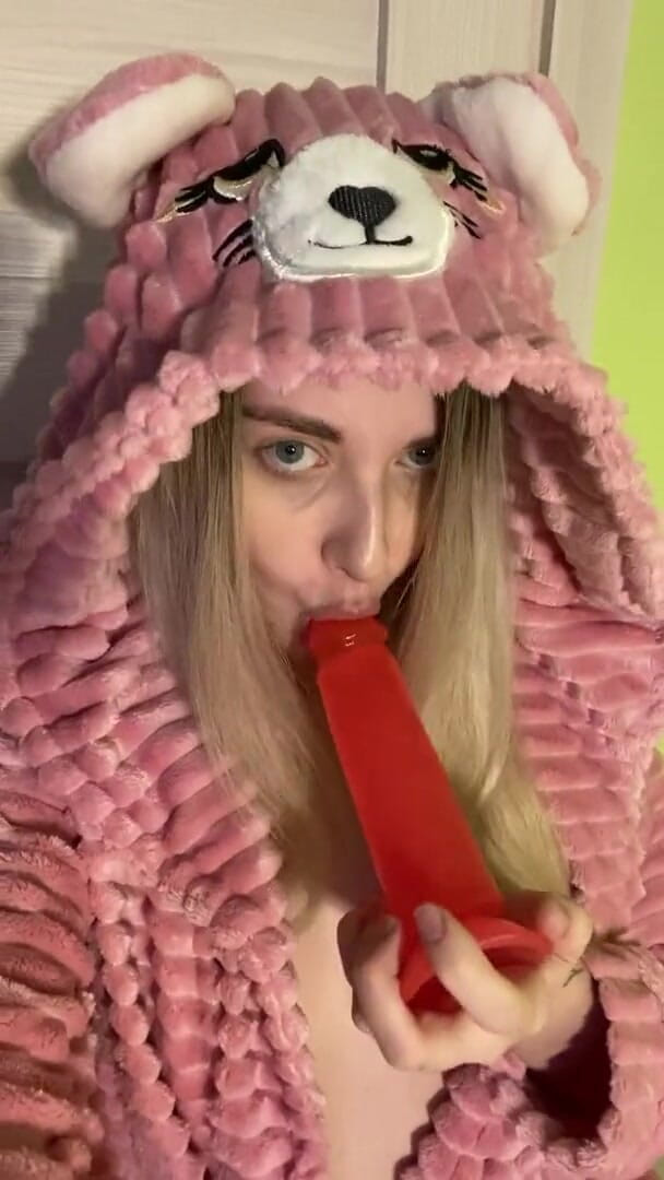 My bf cuckold: かわいい衣装の女の子がディルドを吸う