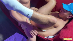 Hung Papi: Grote onbesneden pik zwaargeschapen Papi neukt Vantonio zonder condoom