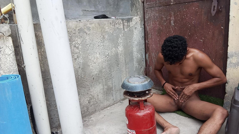 Curlyboy: Indický chlapec nahý zvládá sperma při lížu na terase