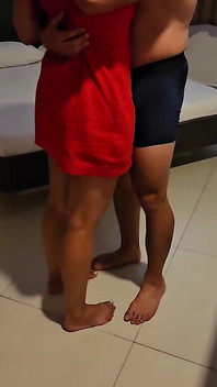 Gece kulübünde arkadaşına verdiği çekici ve yaramaz eş, cuckold gururla kornayeti kaydetti