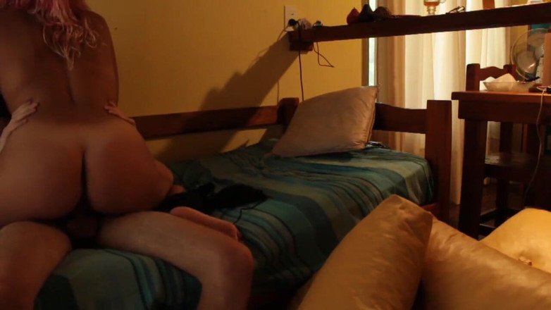 YeahHanna: Hari hujan, teman wanita berambut merah jambu terus meminta saya...