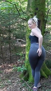 Nuovo video: presa senza mani mentre fa jogging! Escursionista mi dà un creampie! Stavo correndo nei boschi quando lui ha fisschiato