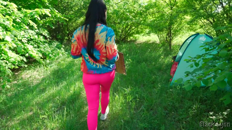 YSP Studio: Morena hippie faz punheta ao ar livre de graça