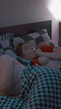 S3e6: mama vitregă împarte patul cu soția nouă și fiica vitregă în timp ce fiul vitreg le fute până când ejaculează înăuntru