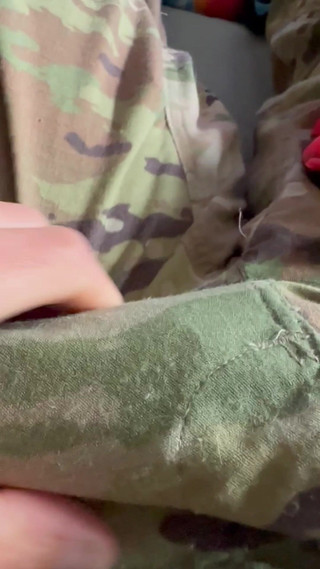 Gay Soldier Stuff: Voják si honí ve své armádní uniformě a Pt uniformě...