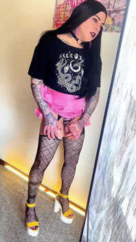 Fofa gótica trans menina se masturba e goza no espelho