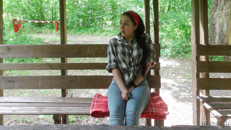 YSP Studio: Parkta tek başına mastürbasyon