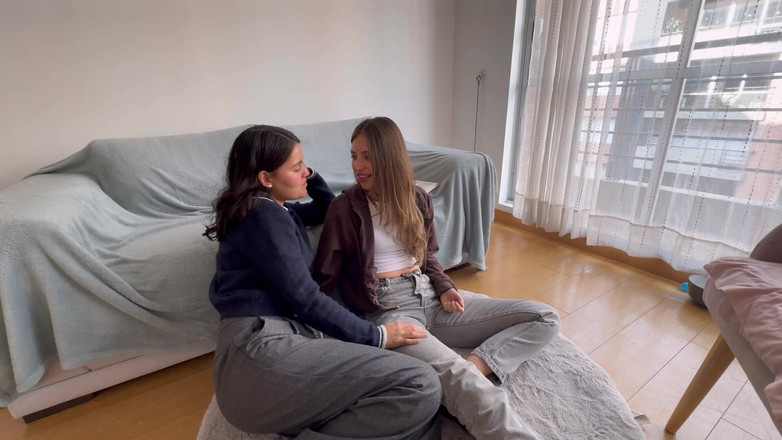 scarlettandc: Deux femmes sexy essayent de nouvelles choses