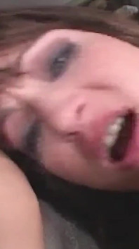 Wielki tyłek brunetka Rachel Luv ssie dwa kutasy i dostaje spust na całej twarzy