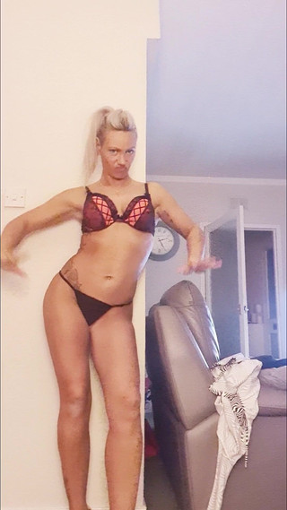 Mercedes Bendz: Blonďatá armatura škádlí kamery