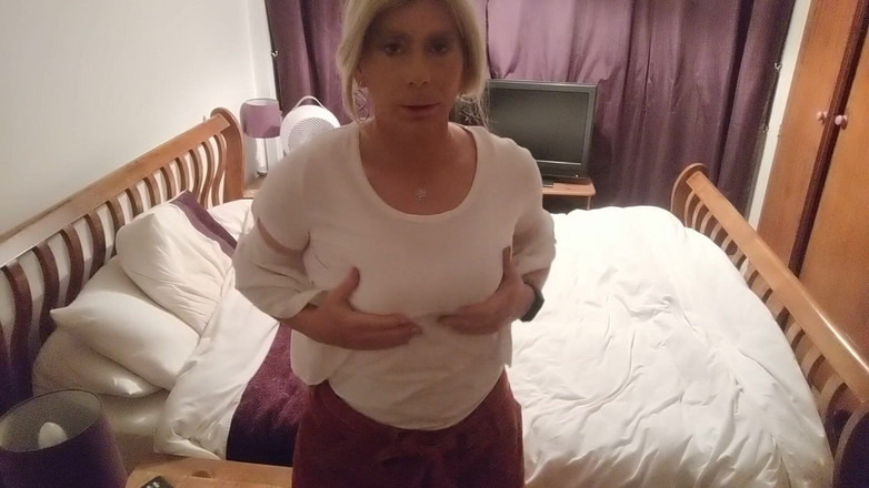 NikkiGee: Signora in bianco
