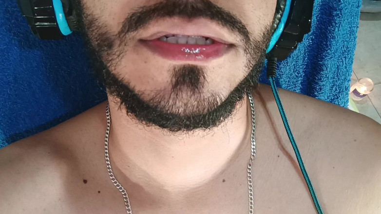 Tommhot: Sexy kolumbianischer mann uriniert und spielt mit seiner vorhaut