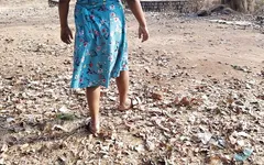 Ateşli desi seksi kız burada köylü erkek arkadaşıyla nehirde banyo yapıyor.