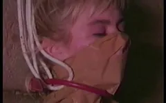 Блондинка поставлена через пекло під землею