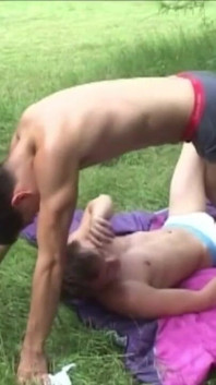 Sexy twinks follando en exhib por diversión discret