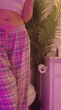 Emily chčije v koupelně