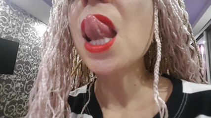 LarisaCum: Uită-te la noile mele cozi și rujul meu roșu sexy