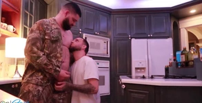 Nous sommes excités et nous l’avons prise dans la chambre ... Éjaculation dans des em avant le dînerclit comme si tu veux plus de vidéos comme ça