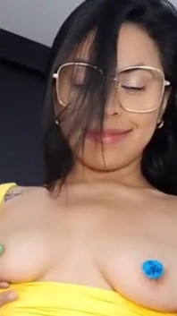 Cô bé Latinh solo khoe cơ thể