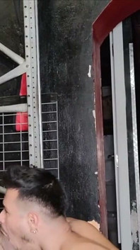 Svalnatý chlapec šuká bez sedla v zákulu ve fetišových šatech