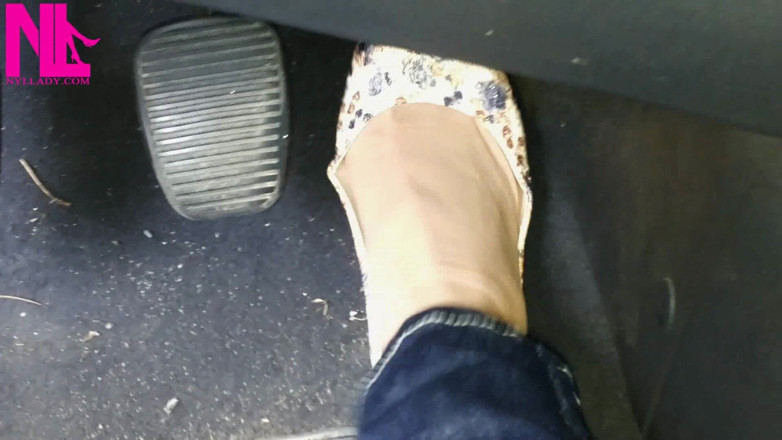 Nyllady: Pedal Pumping in Flowered Flats