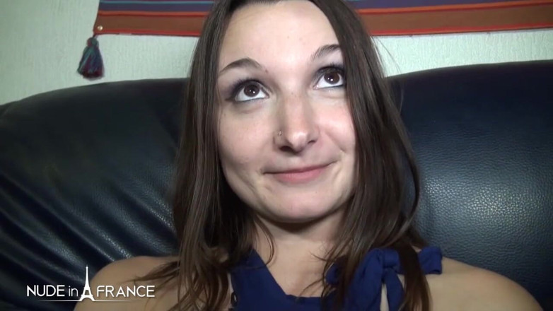 Nude in France: 彼女のボーイフレンドの前でかなり小さなおっぱいブルネットハードダブルチームを組んだ