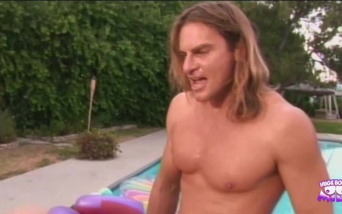Huge Boobs MILF: 그녀의 뒷마당 수영장에서 야외 섹스를 불고 있는 슈퍼 발정난 미국 갈색 머리