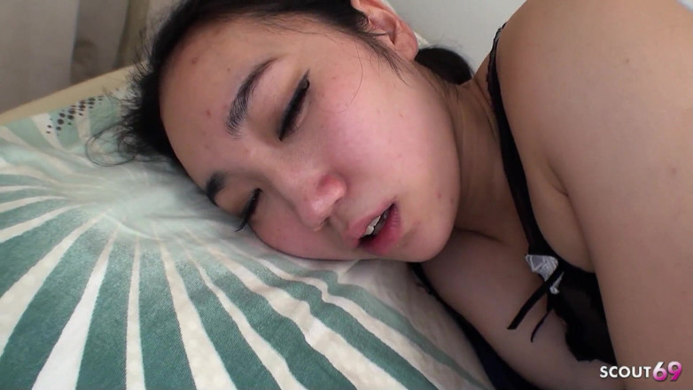 Asian porn collection: 털이 무성한 보지의 일본 십대 사나에 계부와 친구가 무수정 쓰리섬에서 따먹히다
