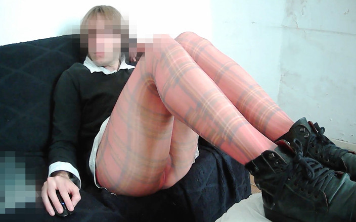Seoul Sat: La bionda sissy Seoul in leggings succhia un grande dildo...