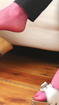 Penzolanti sensuali e giochi di scarpe in calze rosa - Mocassini e zoccoli