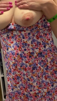 Updress burlas con sexy tetas naturales y coño peludo