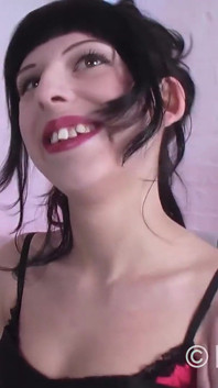 Sarina poket tips ke lie sab kuchh apne munh men daalti hai