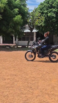 Ik leer de schoonmaakster motorrijden en ze geeft me haar grote kont