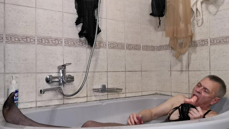 Sissy Cummy Lingerie: Episod tambahan untuk permulaan kepada amalan strap-on - swafoto dalam mandi