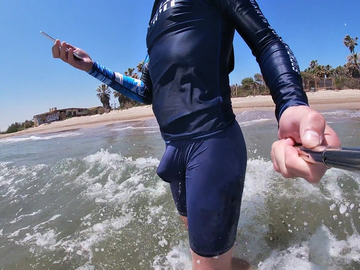 Cool Body: 冲浪者为了得到人们的快乐而勃起他的莱卡