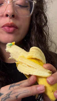J’ai trouvé un homme qui s’est resserré parmi mes fruits ; Je l’ai attrapé