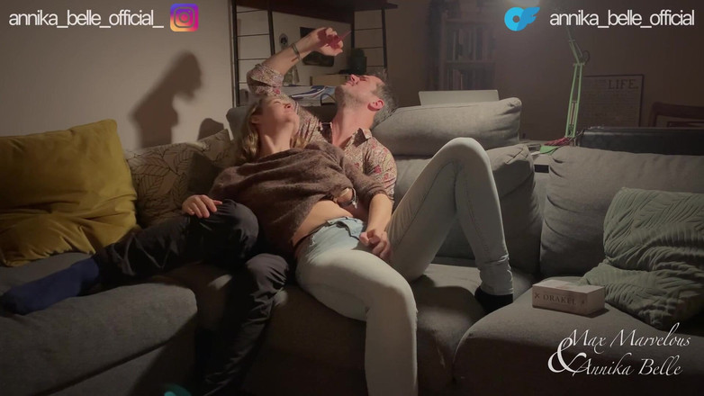 Max and Annika: 热辣的性感沙发性爱 + 最佳前戏 - 真正的素人情侣亲吻