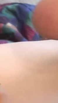 Ruiva de olhos azuis adora escancarar sua bunda com um pau grande e comer porra