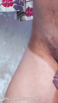 Ragazzo effeminato in limp clitoride