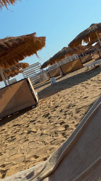 Yabancılar yanımızda yatarken şezlongda plajda ayakla mastürbasyon
