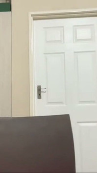 İri güzel kadın göğüslerine tapıyor ve tükürme fetişi