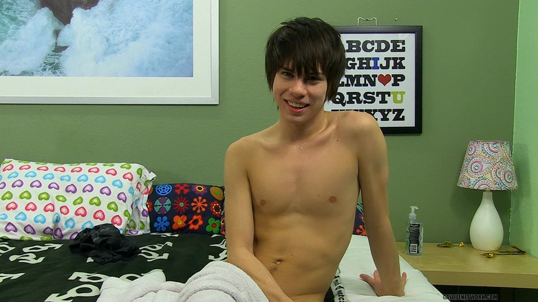 Lollipop Twinks: Kyler houdt het ordinair!