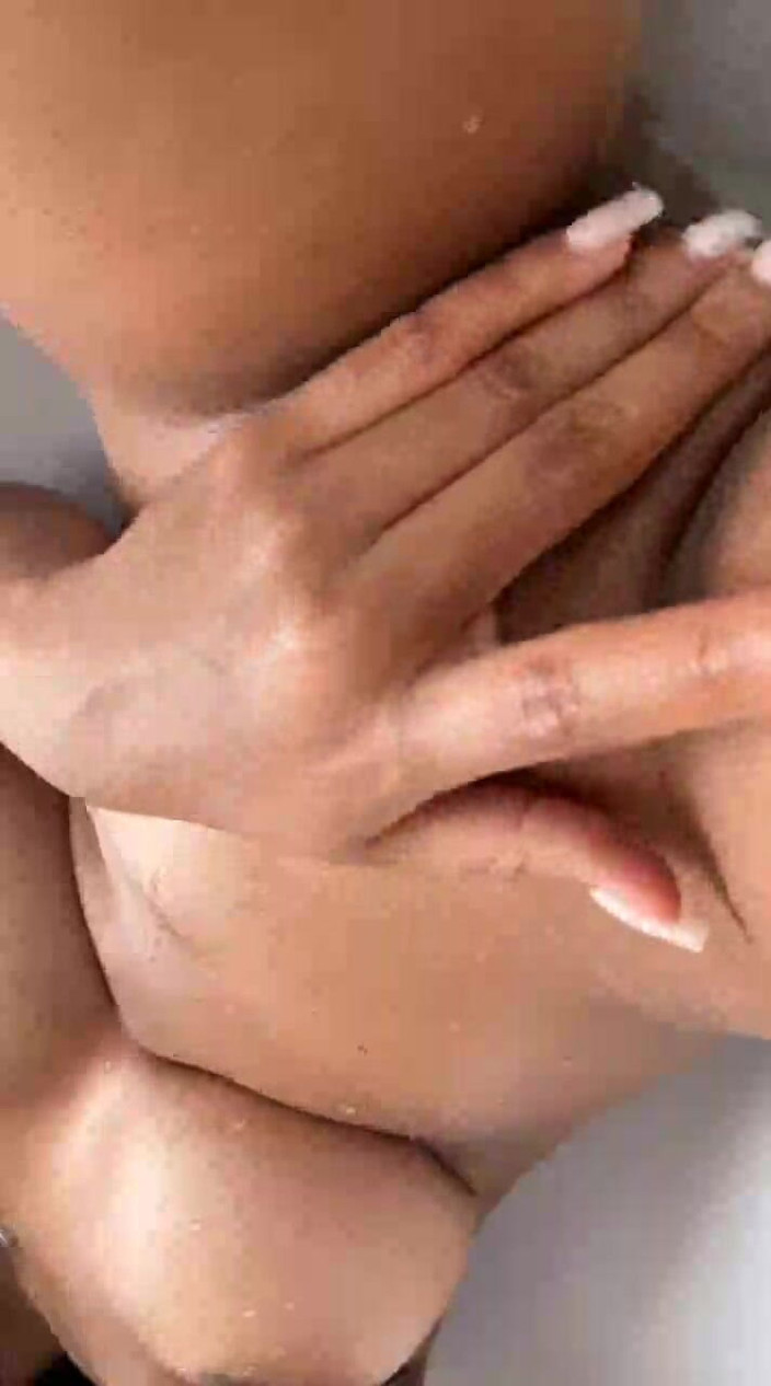 Mae Melody: 厚脸在浴缸 2