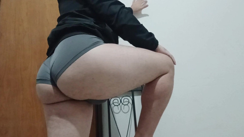 amateurbrazilian: Mostro il mio sedere grasso in pantaloncini