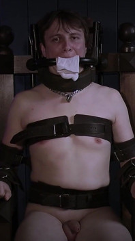 Ricky na krześle bondage, stalowy knebel i wyściółka na skarpetki.