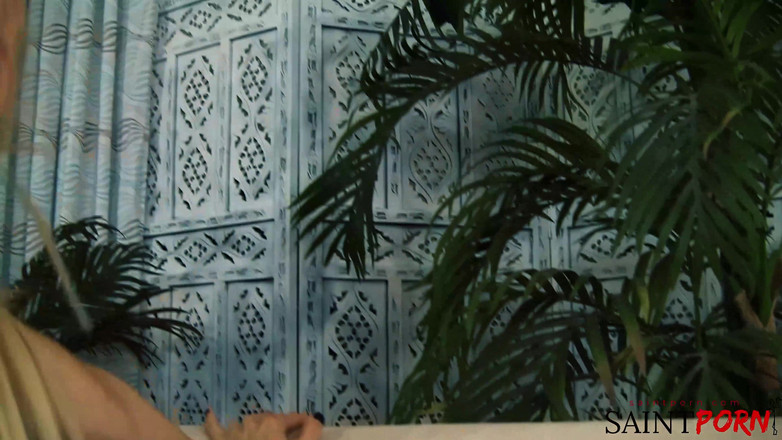 SaintPorn: Helly हॉट सहयात्री को सवारी देती है, फिर उसे चूसती है, उसके लंड की सवारी करती है, और उसका वीर्य लेती है