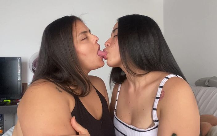 Zoe &amp; Melissa: Lesbians Kissing Deep Passionately