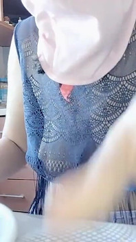 Pepek si rambut coklat berbulu, tetek besar, wanita berbulu sensual di dapur.